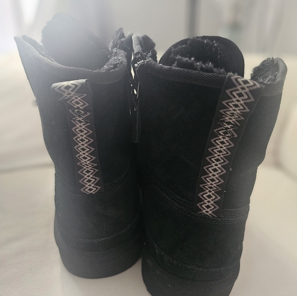 Men's  Uggs Boot - Picture 6 of 7